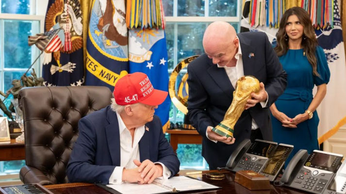https://www.daily-bangladeshmirror.com/post/biswkaper-fainale-bijyeeder-hate-trfi-tule-deben-donald-tramp-fifa-svapti